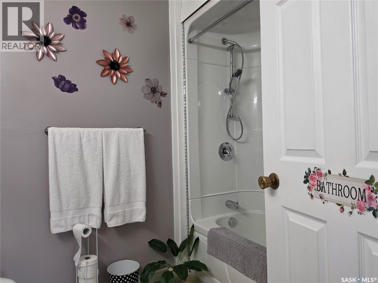 360 2Nd Avenue E, Englefeld, SK - Indoor Photo Showing Bathroom