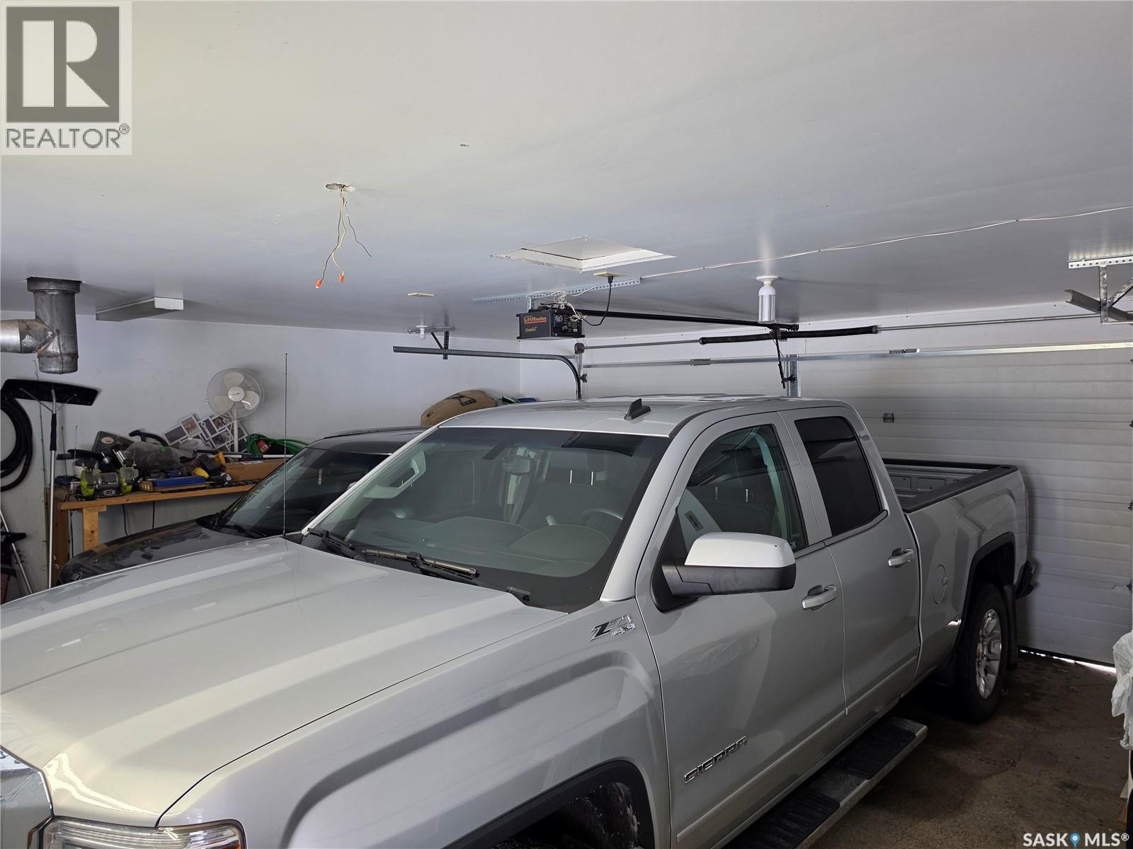 360 2Nd Avenue E, Englefeld, SK - Indoor Photo Showing Garage