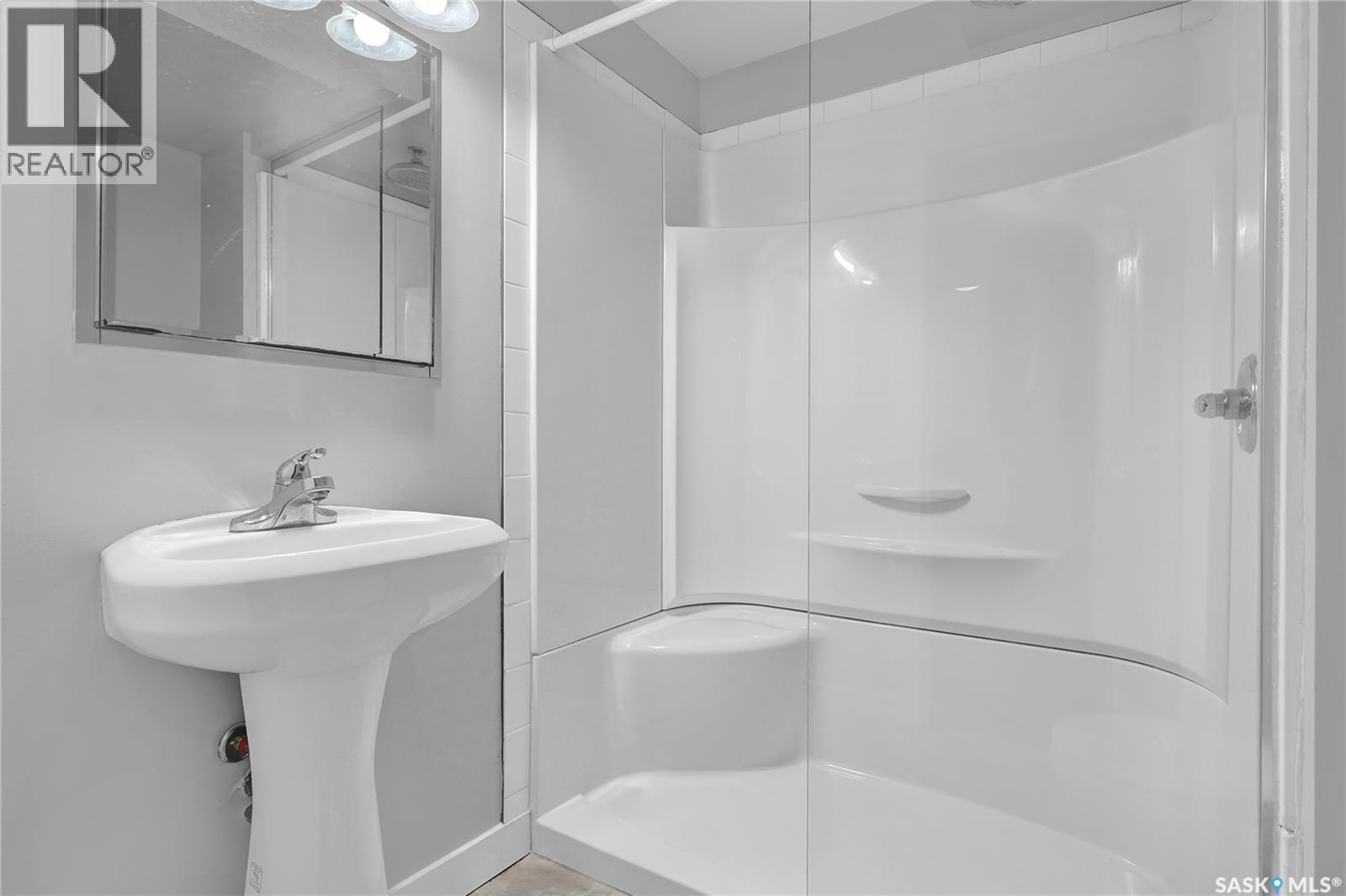 3347 Coughlin Bay E, Regina, SK - Indoor Photo Showing Bathroom