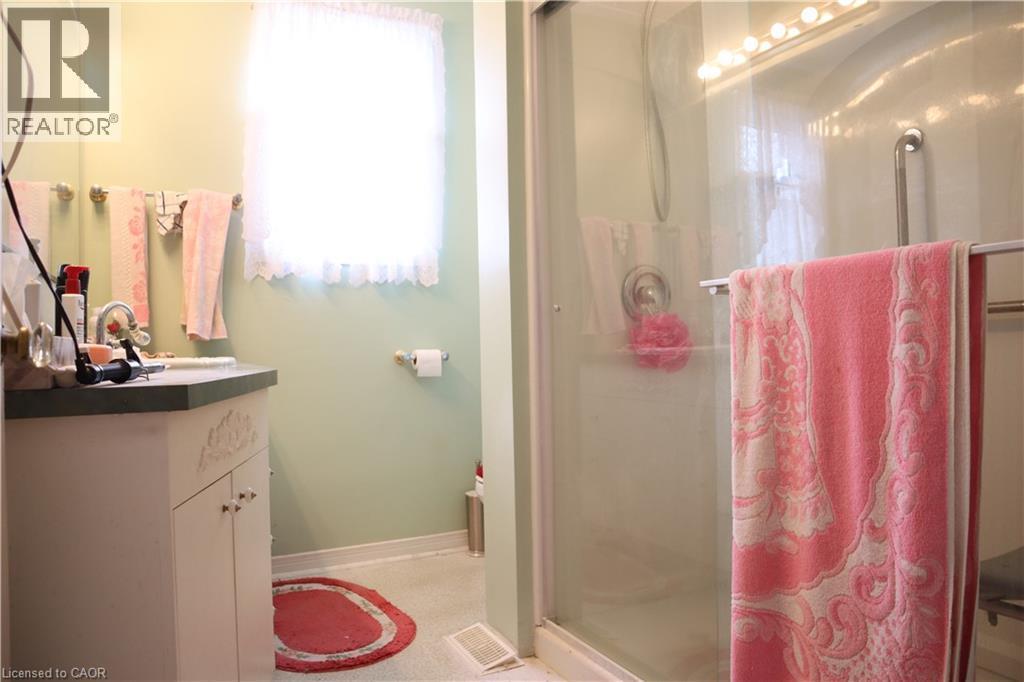 288 First Avenue, Welland, ON - Indoor Photo Showing Bathroom