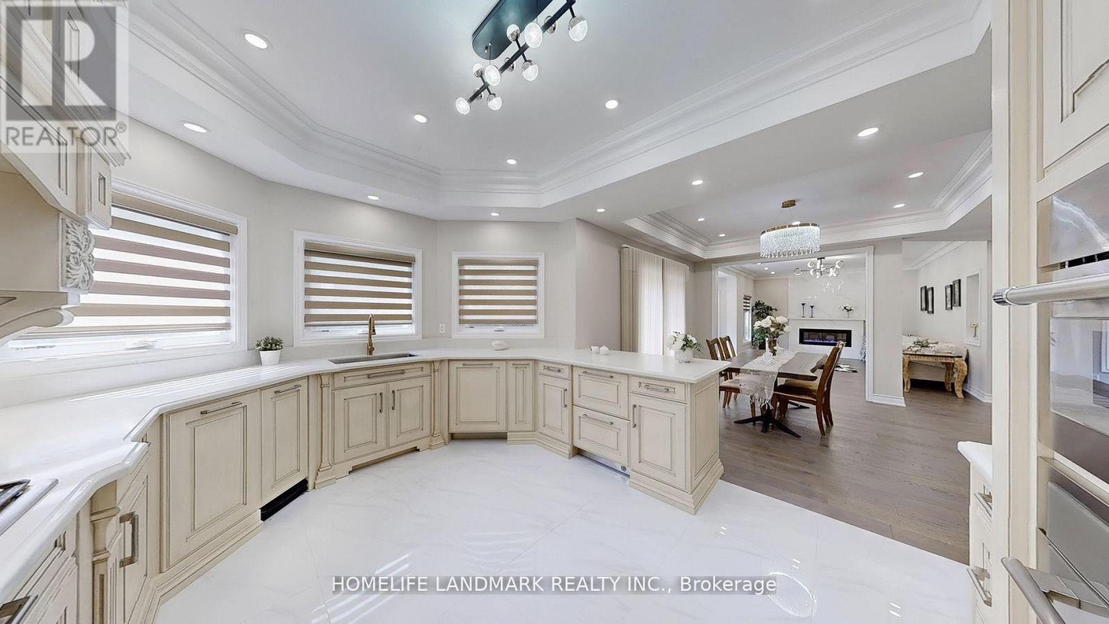 16 Crescentview Road, Richmond Hill, ON - Indoor Photo Showing Kitchen With Upgraded Kitchen