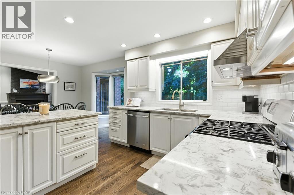 91 Abbey Close, Ancaster, ON - Indoor Photo Showing Kitchen With Upgraded Kitchen
