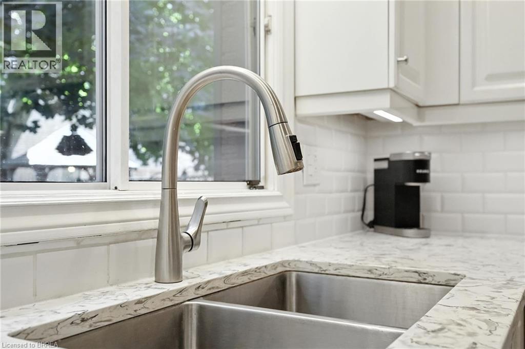 91 Abbey Close, Ancaster, ON - Indoor Photo Showing Kitchen With Double Sink