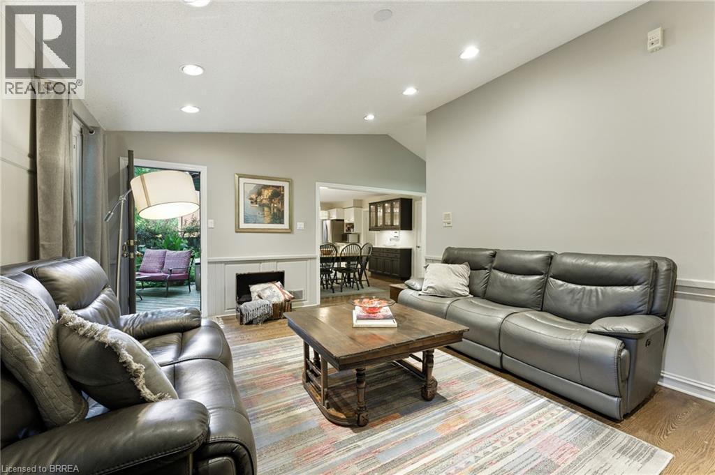91 Abbey Close, Ancaster, ON - Indoor Photo Showing Living Room