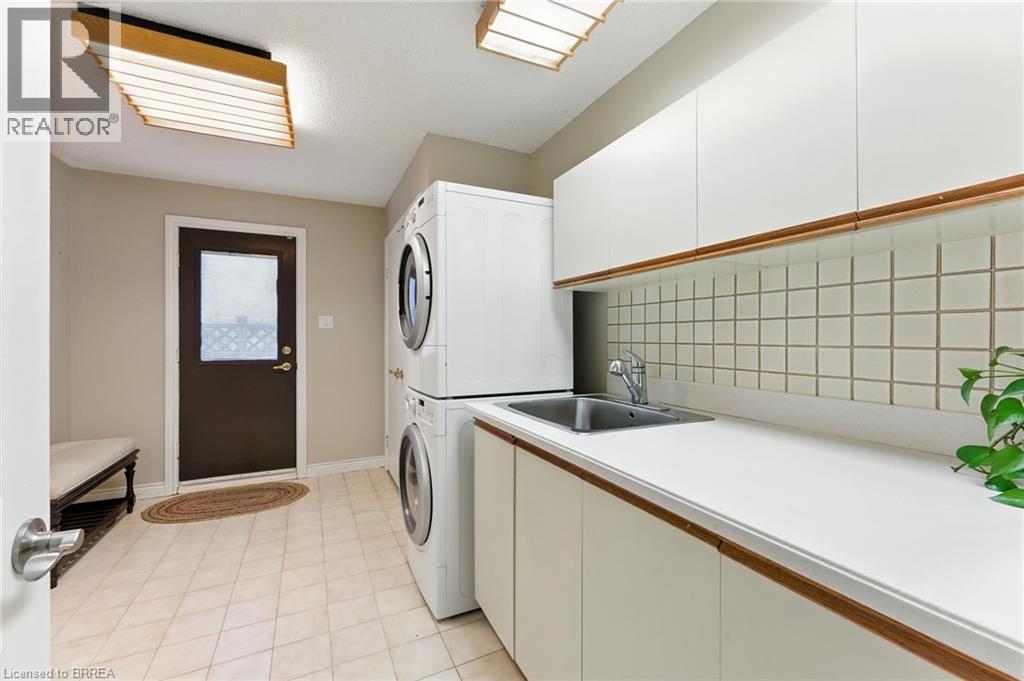 91 Abbey Close, Ancaster, ON - Indoor Photo Showing Laundry Room