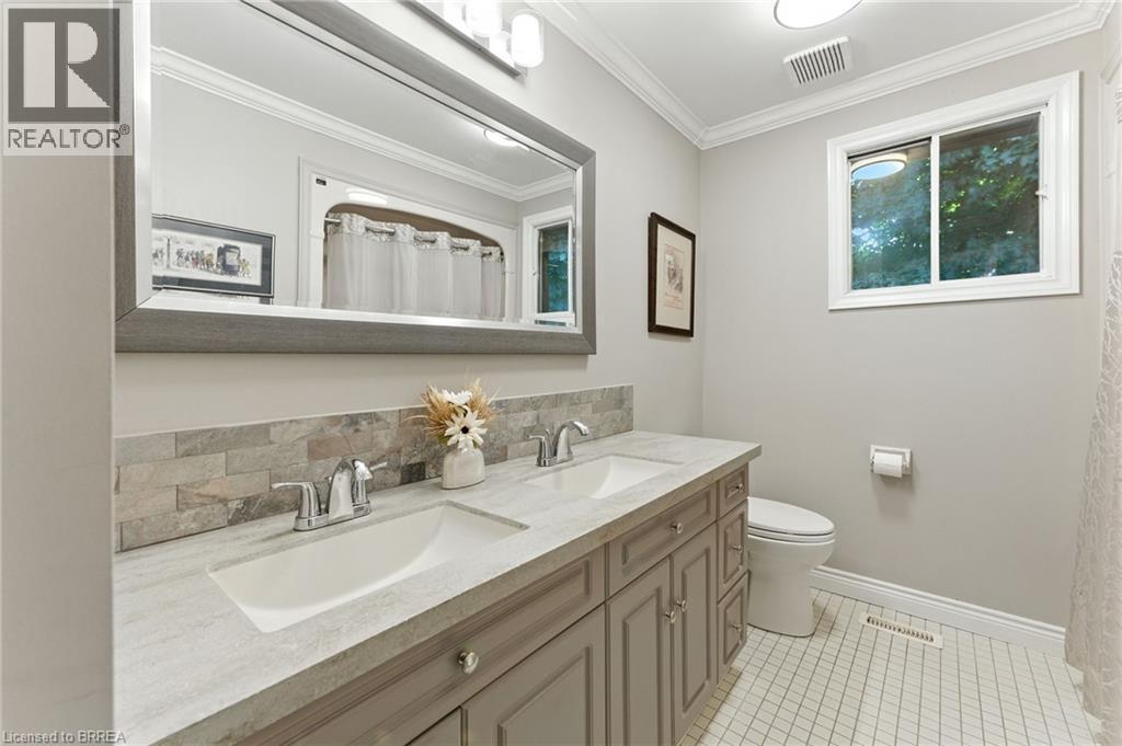91 Abbey Close, Ancaster, ON - Indoor Photo Showing Bathroom