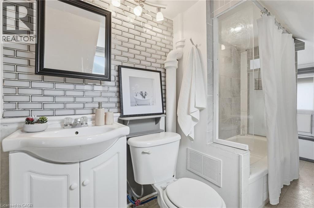 79 Murray Street E, Hamilton, ON - Indoor Photo Showing Bathroom