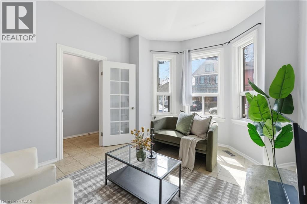 79 Murray Street E, Hamilton, ON - Indoor Photo Showing Living Room