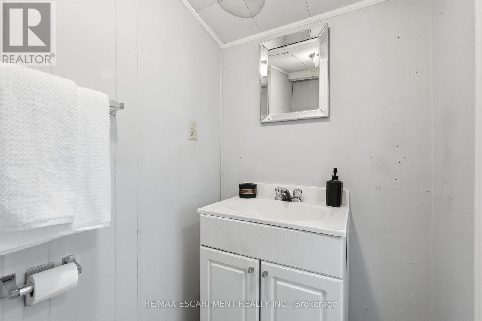 79 Murray Street E, Hamilton, ON - Indoor Photo Showing Bathroom