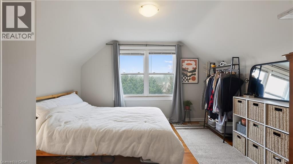 342 East 17Th Street, Hamilton, ON - Indoor Photo Showing Bedroom