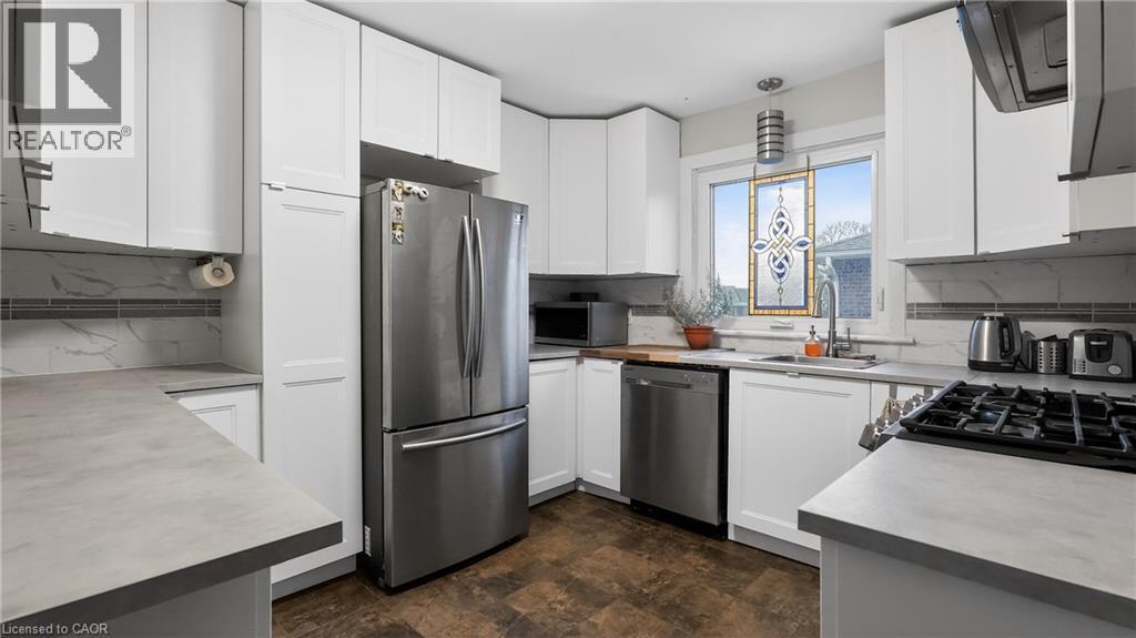 342 East 17Th Street, Hamilton, ON - Indoor Photo Showing Kitchen