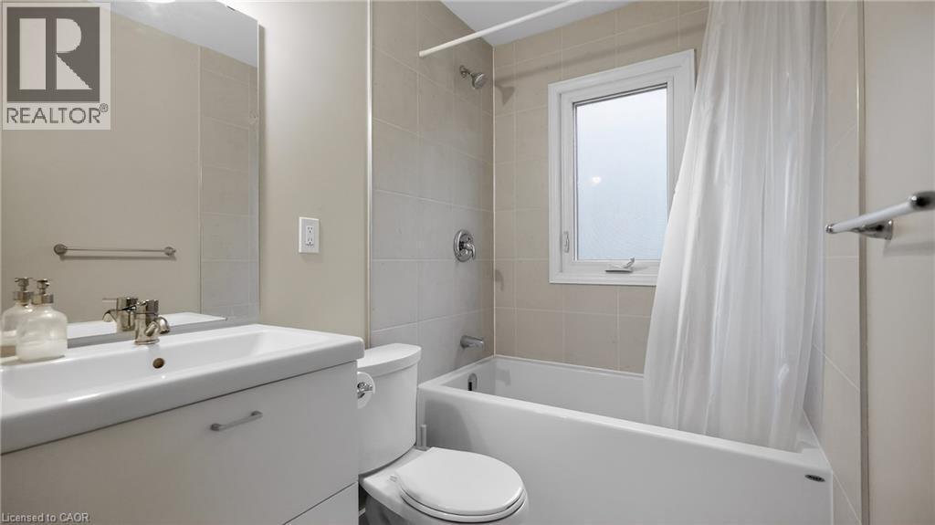 342 East 17Th Street, Hamilton, ON - Indoor Photo Showing Bathroom