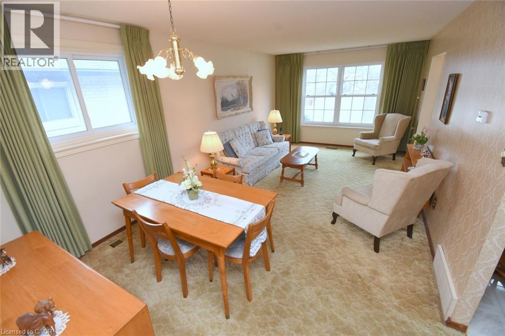 24 Grenoble Road, Hamilton, ON - Indoor Photo Showing Living Room