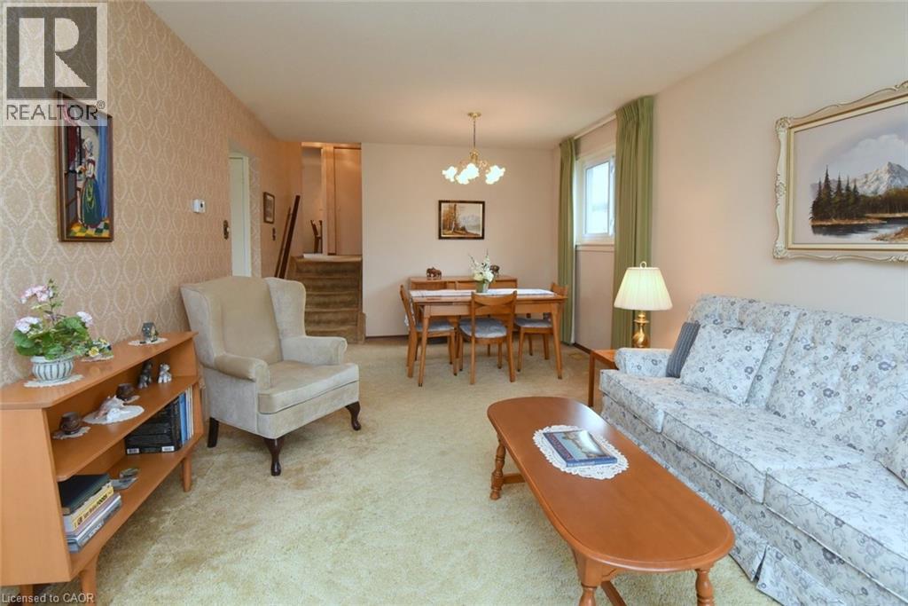 24 Grenoble Road, Hamilton, ON - Indoor Photo Showing Living Room