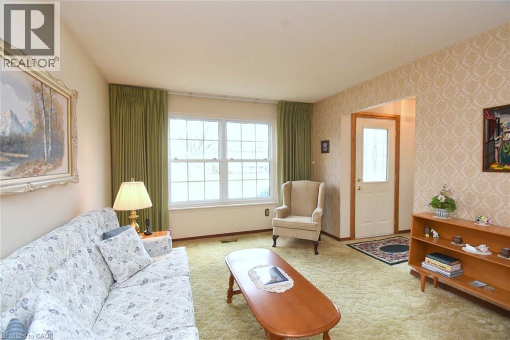 24 Grenoble Road, Hamilton, ON - Indoor Photo Showing Living Room