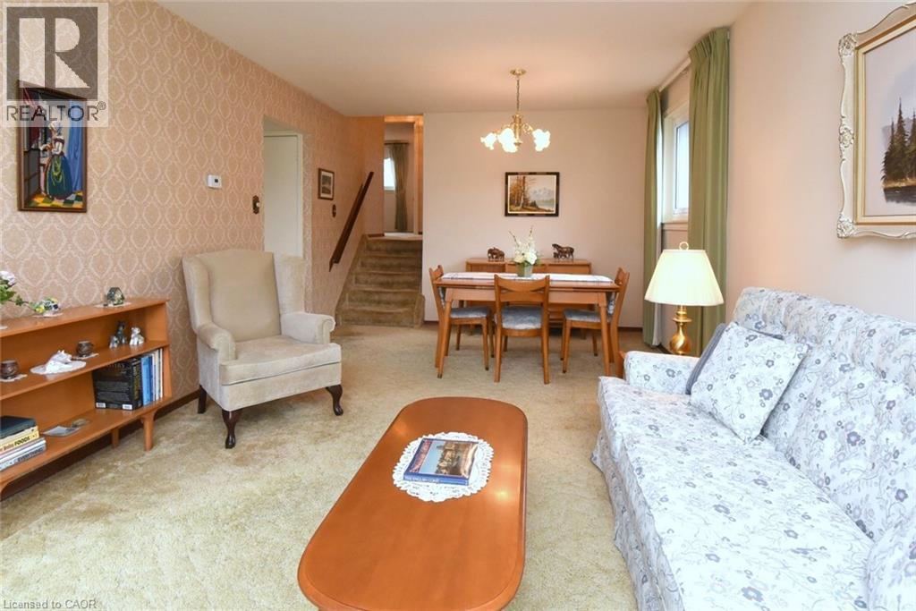 24 Grenoble Road, Hamilton, ON - Indoor Photo Showing Living Room