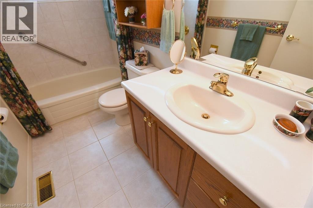 24 Grenoble Road, Hamilton, ON - Indoor Photo Showing Bathroom