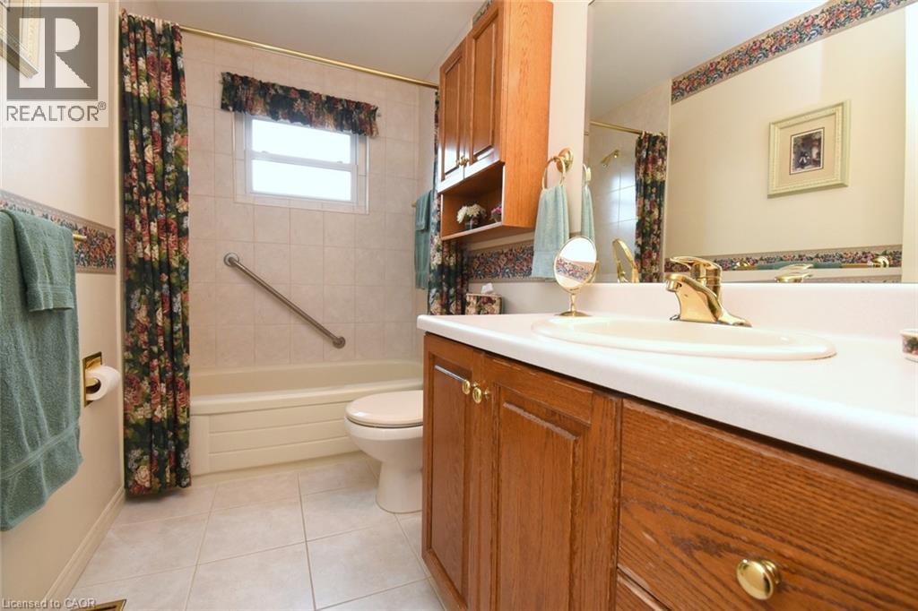 24 Grenoble Road, Hamilton, ON - Indoor Photo Showing Bathroom