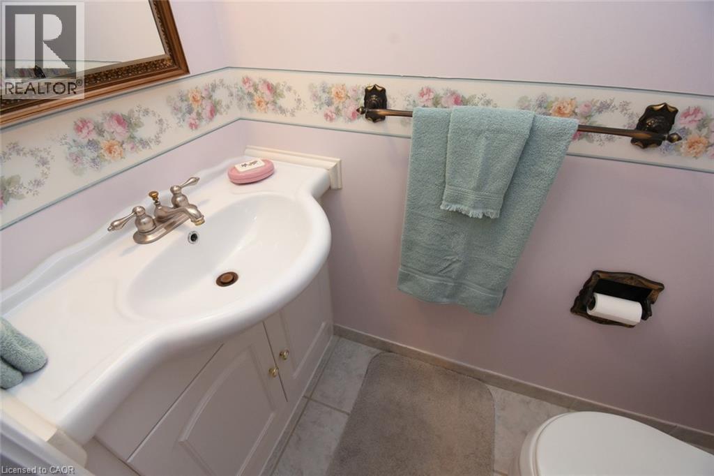 24 Grenoble Road, Hamilton, ON - Indoor Photo Showing Bathroom