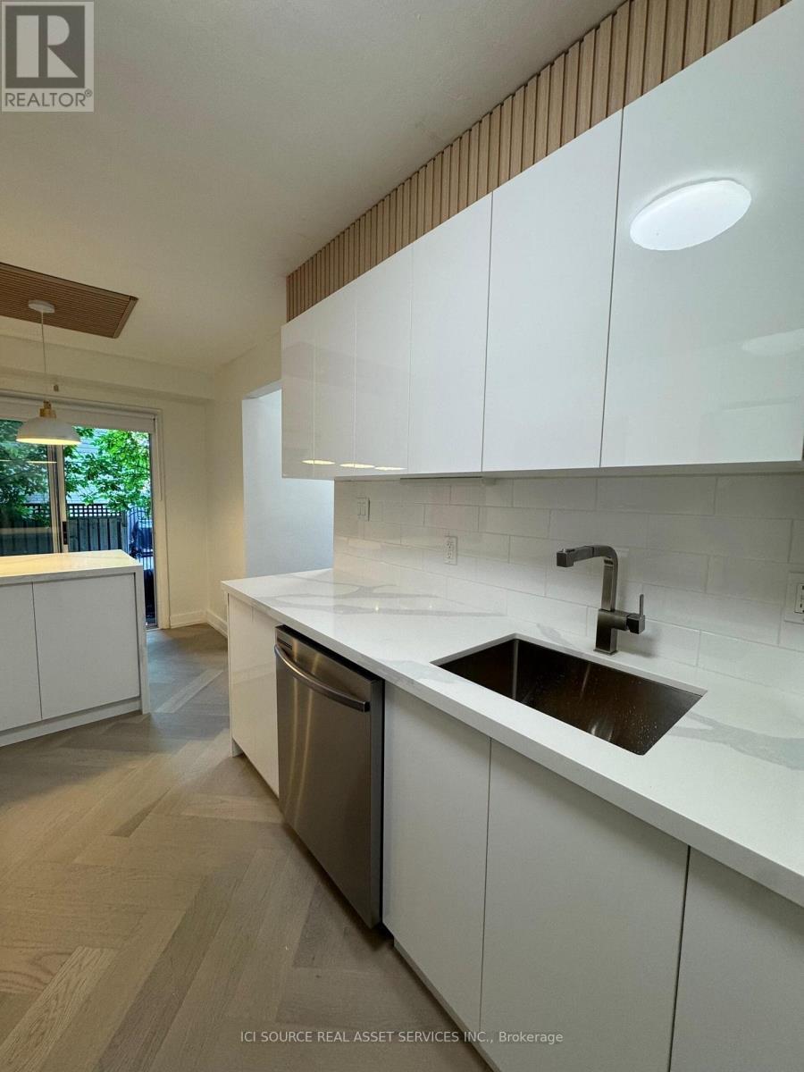 10 - 914 Mohawk Road E, Hamilton, ON - Indoor Photo Showing Kitchen