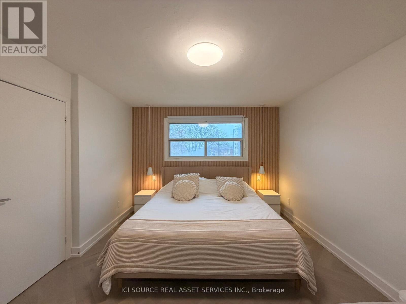 10 - 914 Mohawk Road E, Hamilton, ON - Indoor Photo Showing Bedroom