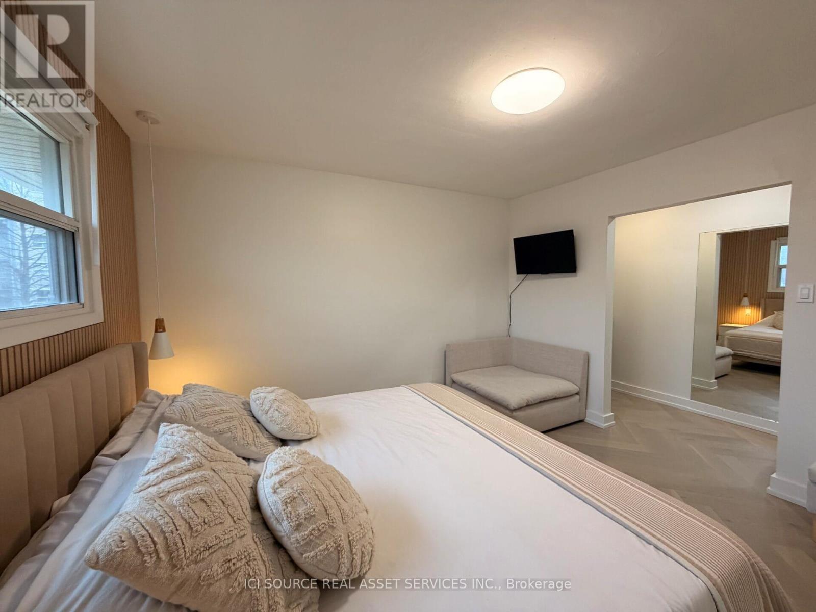 10 - 914 Mohawk Road E, Hamilton, ON - Indoor Photo Showing Bedroom