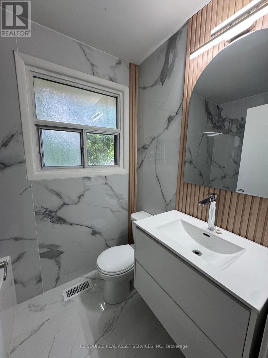 10 - 914 Mohawk Road E, Hamilton, ON - Indoor Photo Showing Bathroom