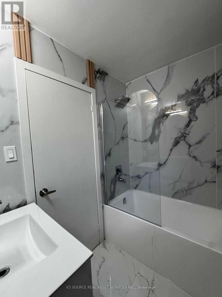 10 - 914 Mohawk Road E, Hamilton, ON - Indoor Photo Showing Bathroom