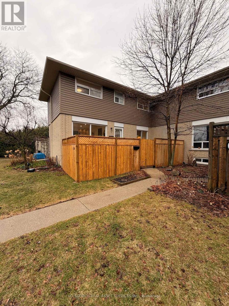 10 - 914 Mohawk Road E, Hamilton, ON - Outdoor