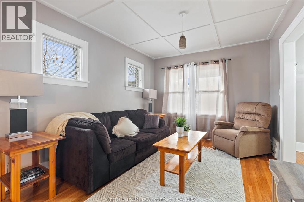 936 Arthur, Windsor, ON - Indoor Photo Showing Living Room