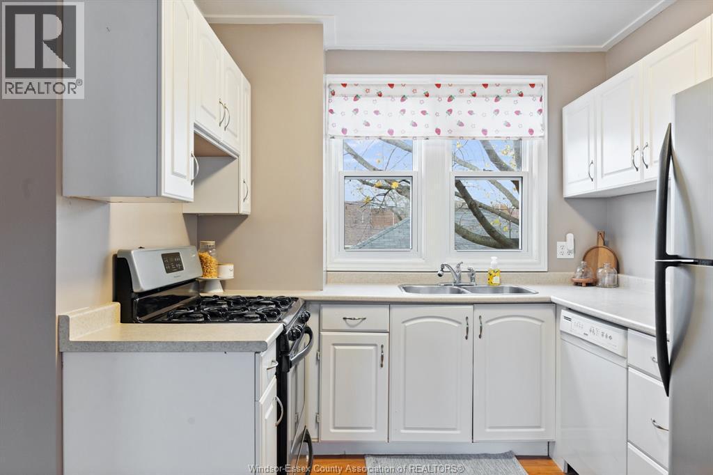 936 Arthur, Windsor, ON - Indoor Photo Showing Kitchen With Double Sink