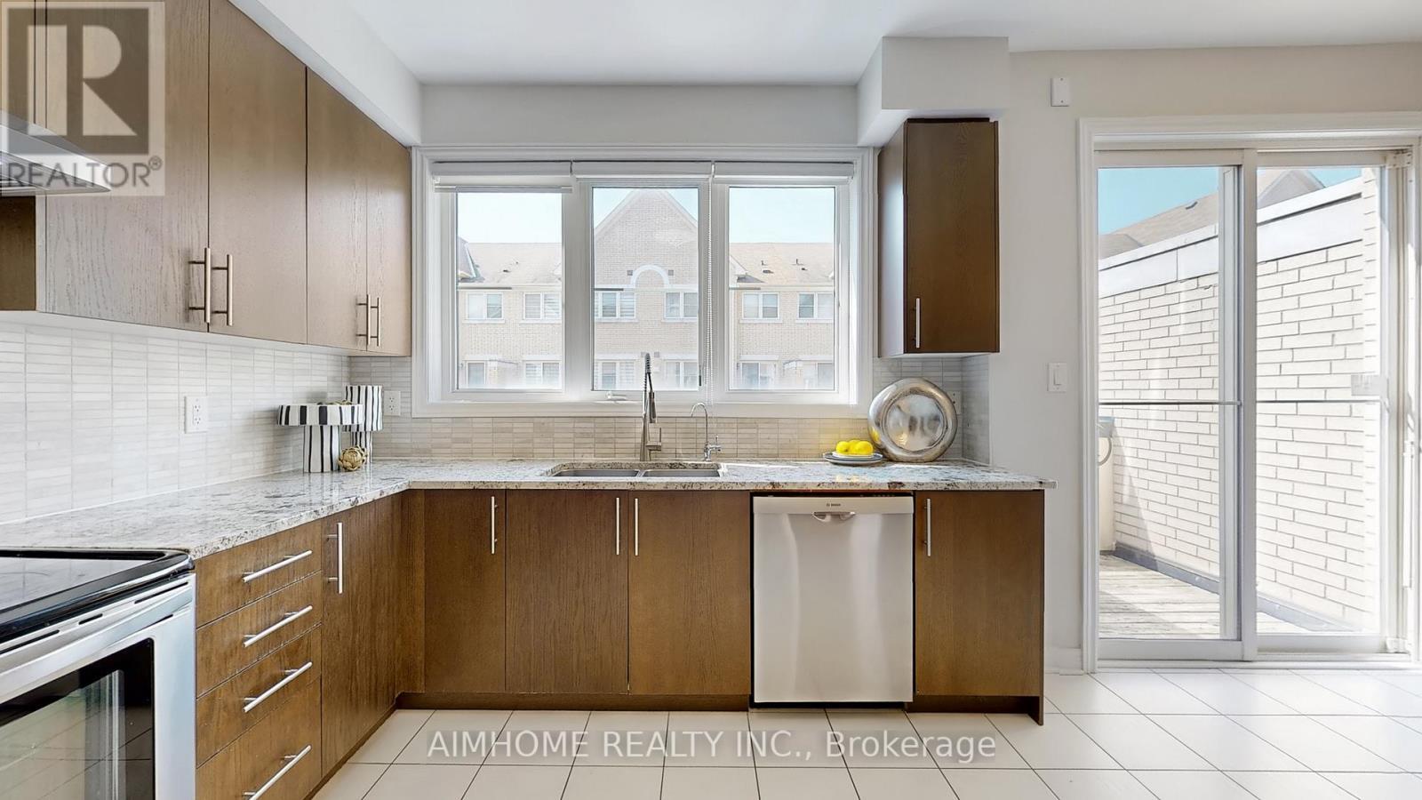 23 Victor Herbert Way, Markham, ON - Indoor Photo Showing Kitchen With Upgraded Kitchen