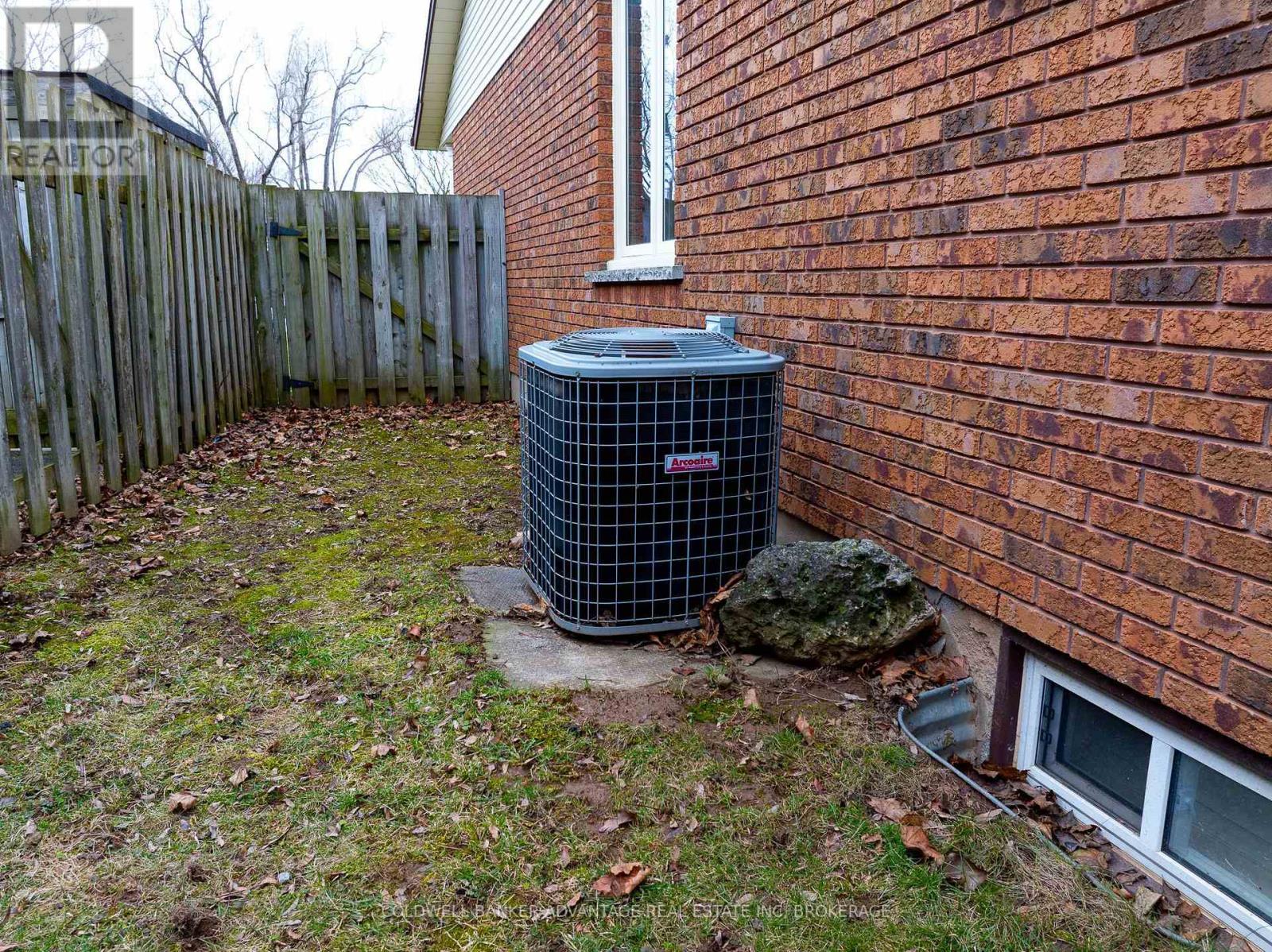 AC area - 41 Adel Drive E, St. Catharines (Carlton/Bunting), ON - Outdoor