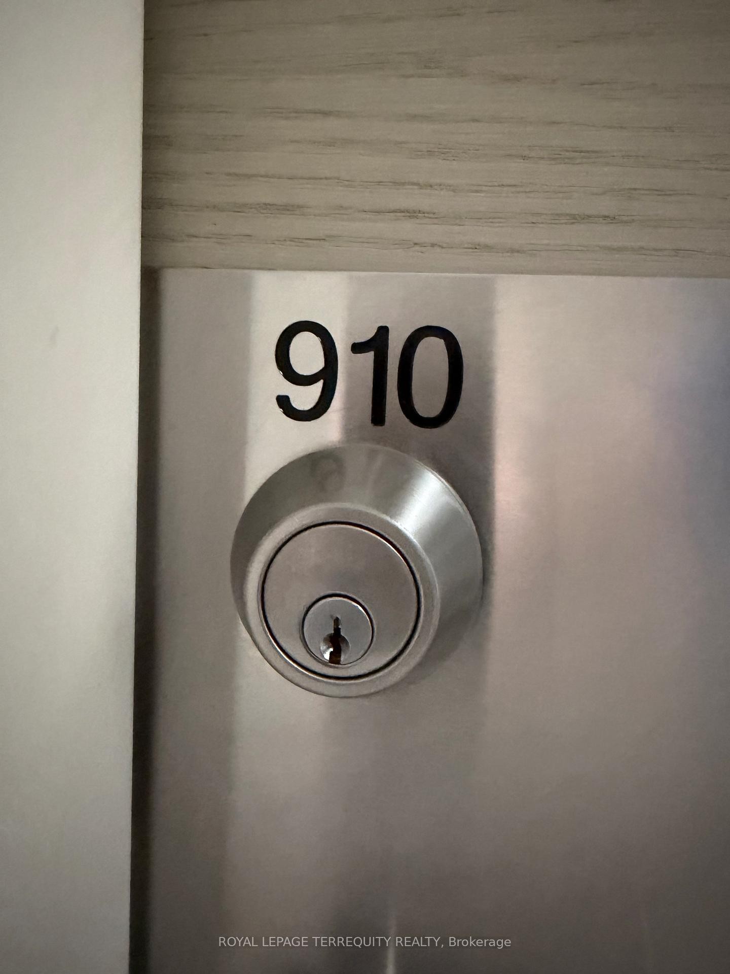 910-2055 Danforth Avenue, Toronto, ON - Indoor Photo Showing Other Room