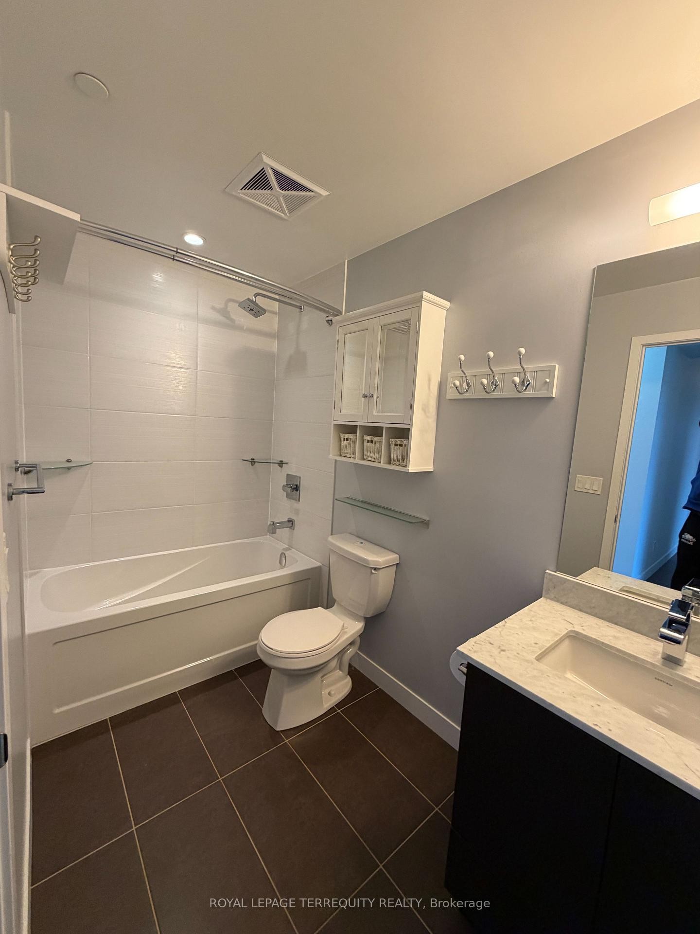 910-2055 Danforth Avenue, Toronto, ON - Indoor Photo Showing Bathroom