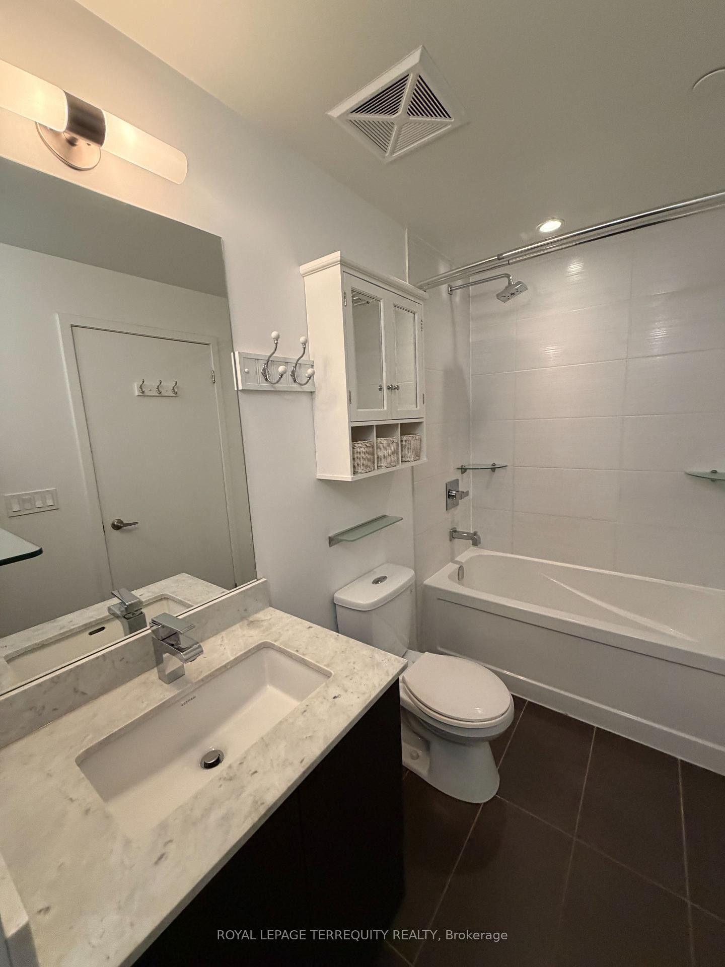 910-2055 Danforth Avenue, Toronto, ON - Indoor Photo Showing Bathroom