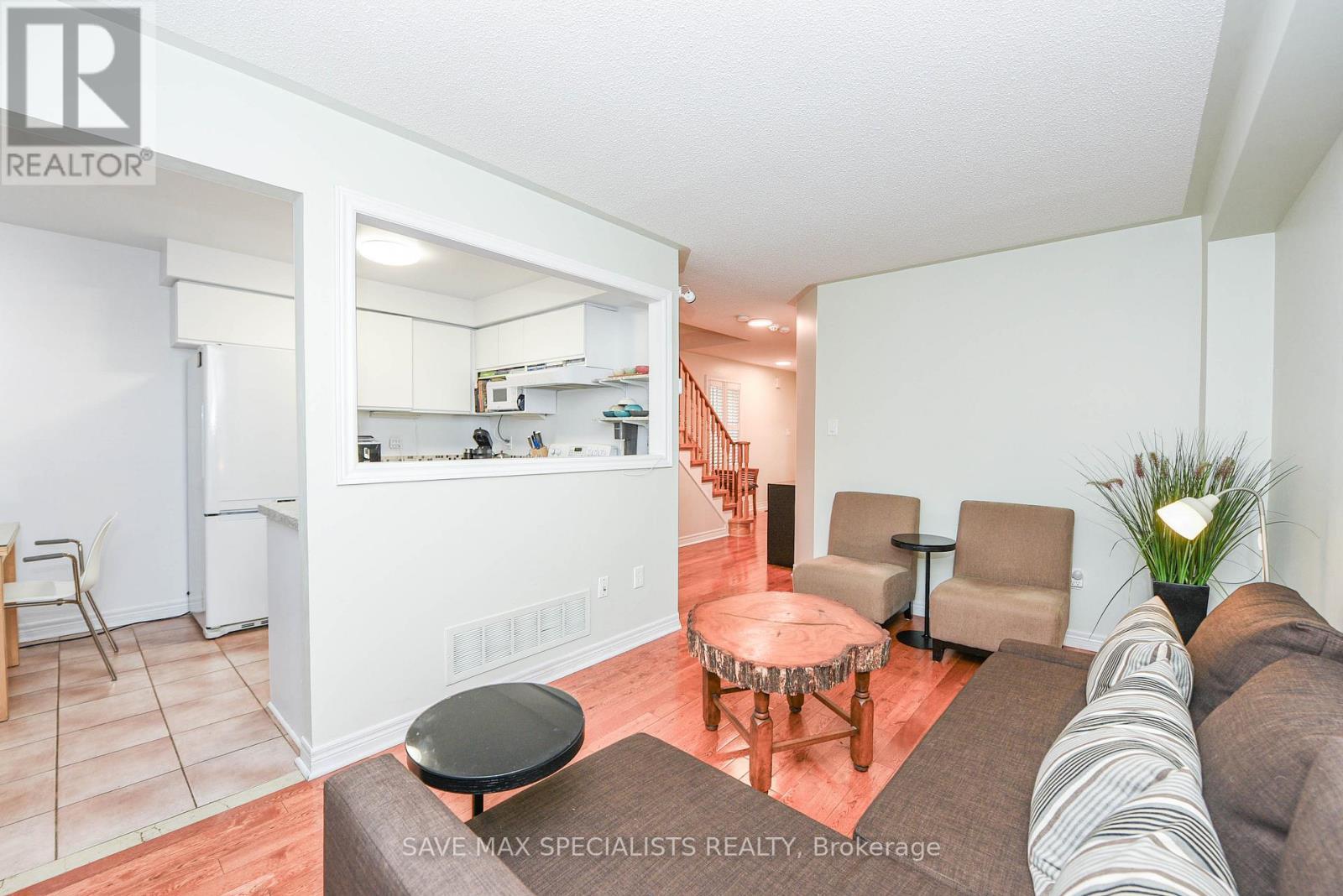 614 Lumberton Crescent, Mississauga, ON - Indoor Photo Showing Living Room