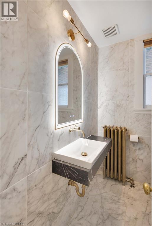 134 Sherman Avenue S, Hamilton, ON - Indoor Photo Showing Bathroom