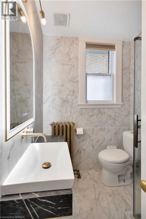 134 Sherman Avenue S, Hamilton, ON - Indoor Photo Showing Bathroom