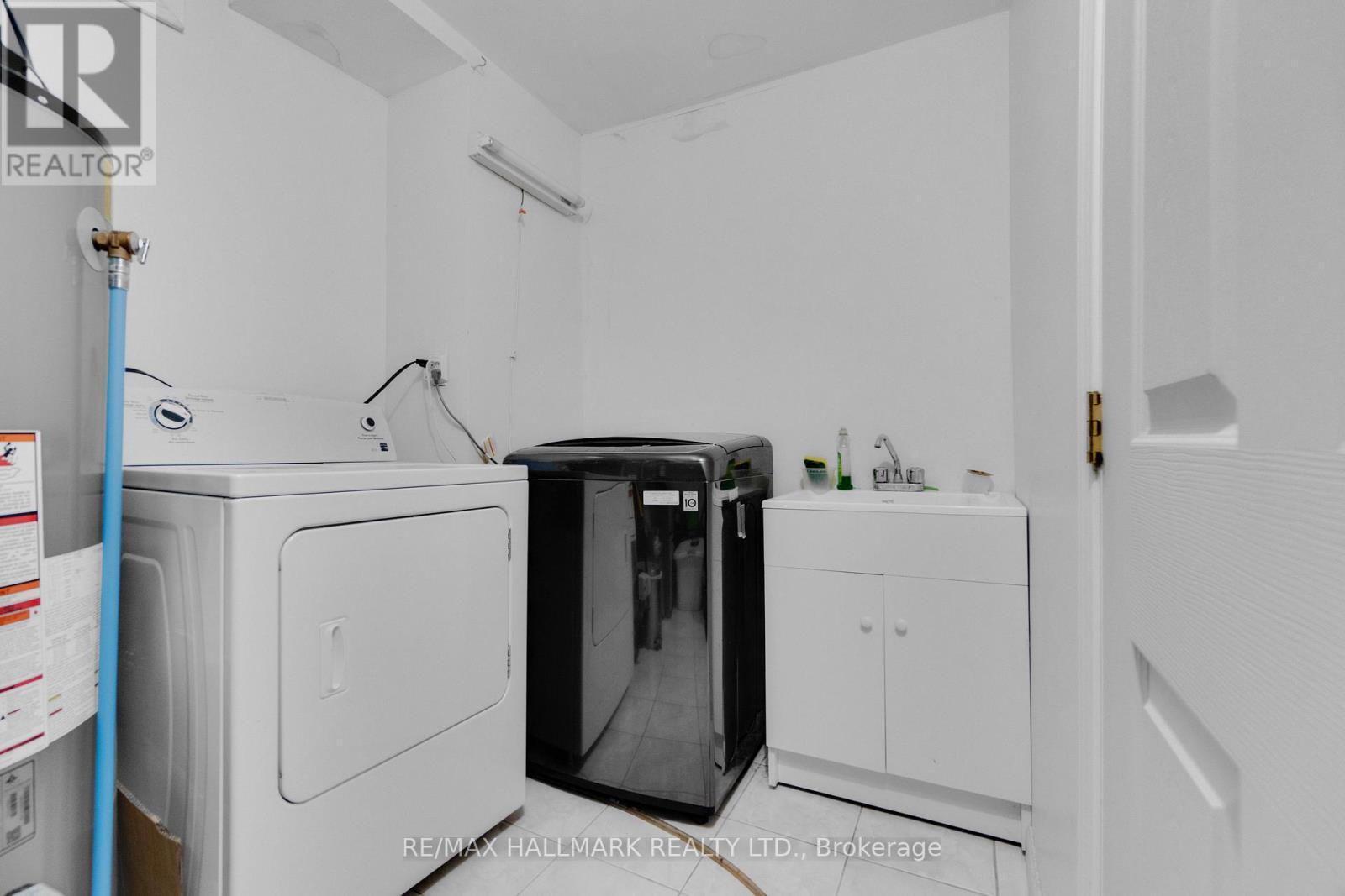 3310 Greenbelt Crescent, Mississauga, ON - Indoor Photo Showing Laundry Room