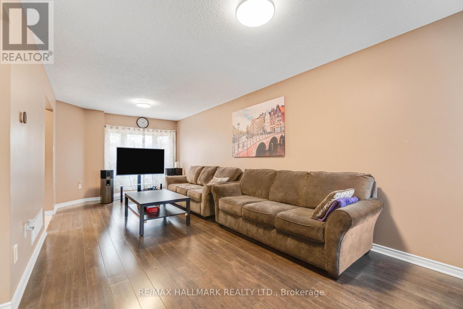 3310 Greenbelt Crescent, Mississauga, ON - Indoor Photo Showing Living Room