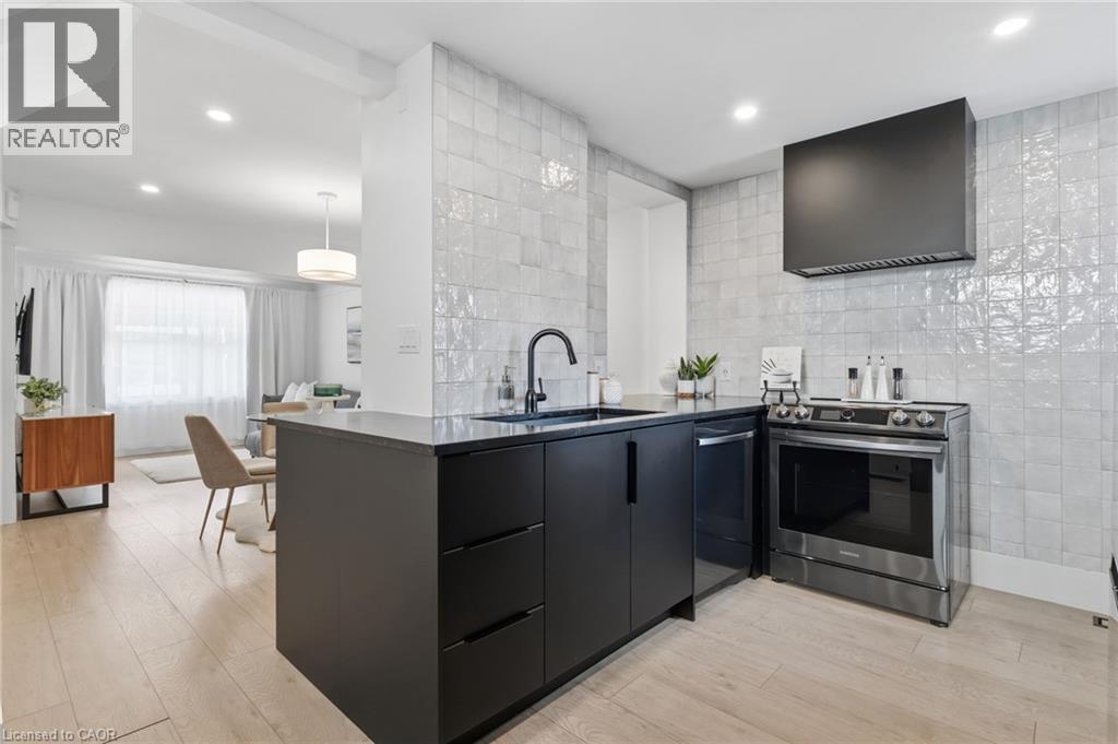 109 Grosvenor Avenue N, Hamilton, ON - Indoor Photo Showing Kitchen With Upgraded Kitchen