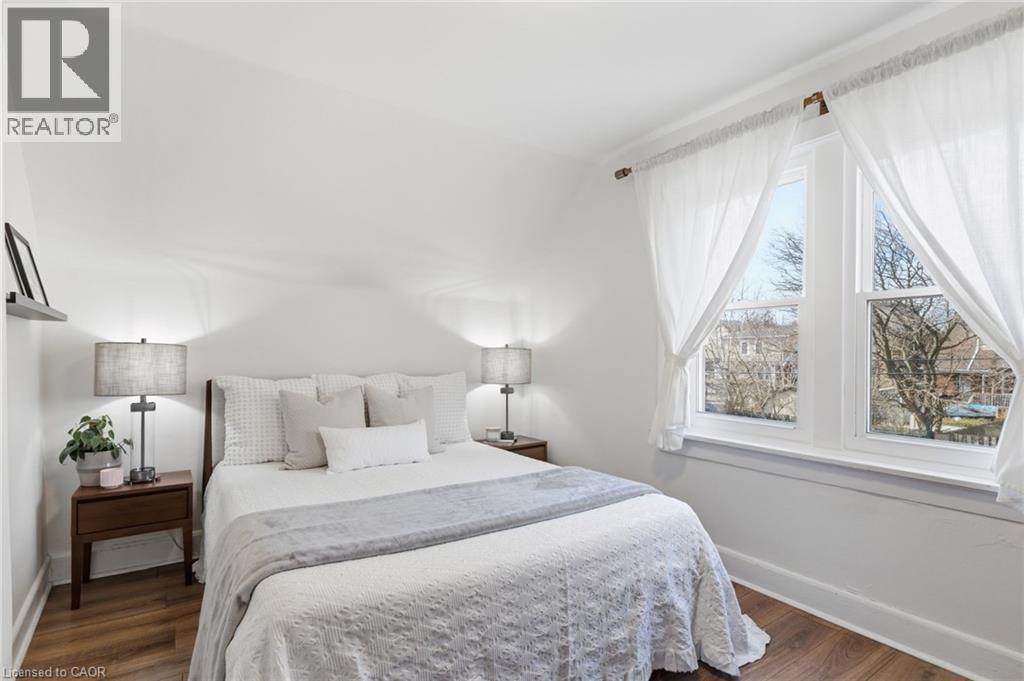 109 Grosvenor Avenue N, Hamilton, ON - Indoor Photo Showing Bedroom