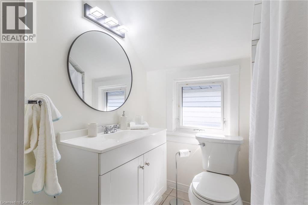 109 Grosvenor Avenue N, Hamilton, ON - Indoor Photo Showing Bathroom