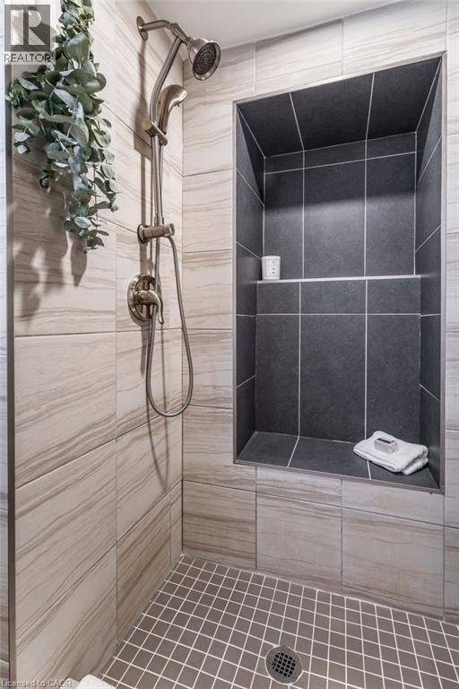 109 Grosvenor Avenue N, Hamilton, ON - Indoor Photo Showing Bathroom