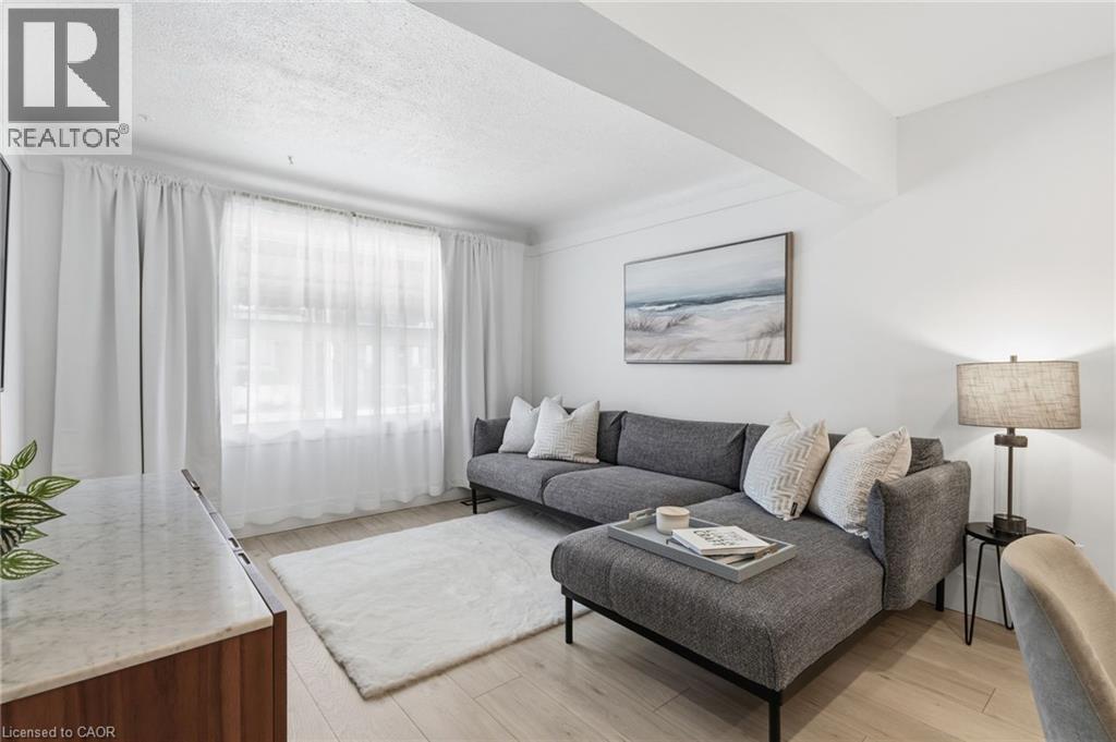 109 Grosvenor Avenue N, Hamilton, ON - Indoor Photo Showing Living Room