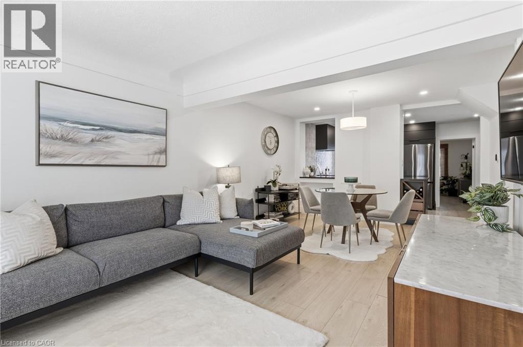 109 Grosvenor Avenue N, Hamilton, ON - Indoor Photo Showing Living Room