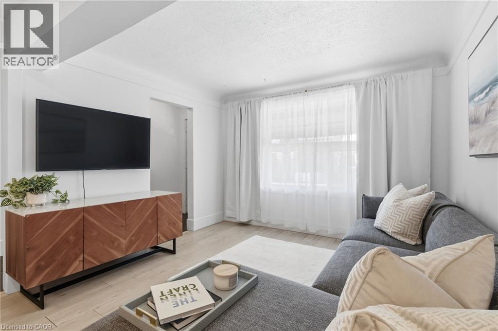 109 Grosvenor Avenue N, Hamilton, ON - Indoor Photo Showing Living Room