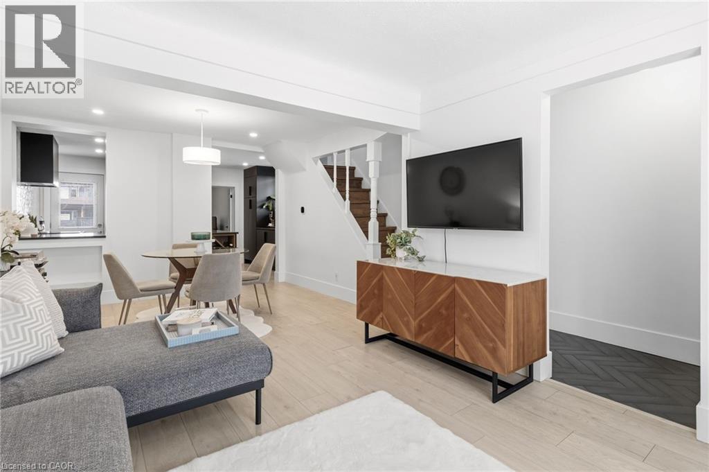 109 Grosvenor Avenue N, Hamilton, ON - Indoor Photo Showing Living Room