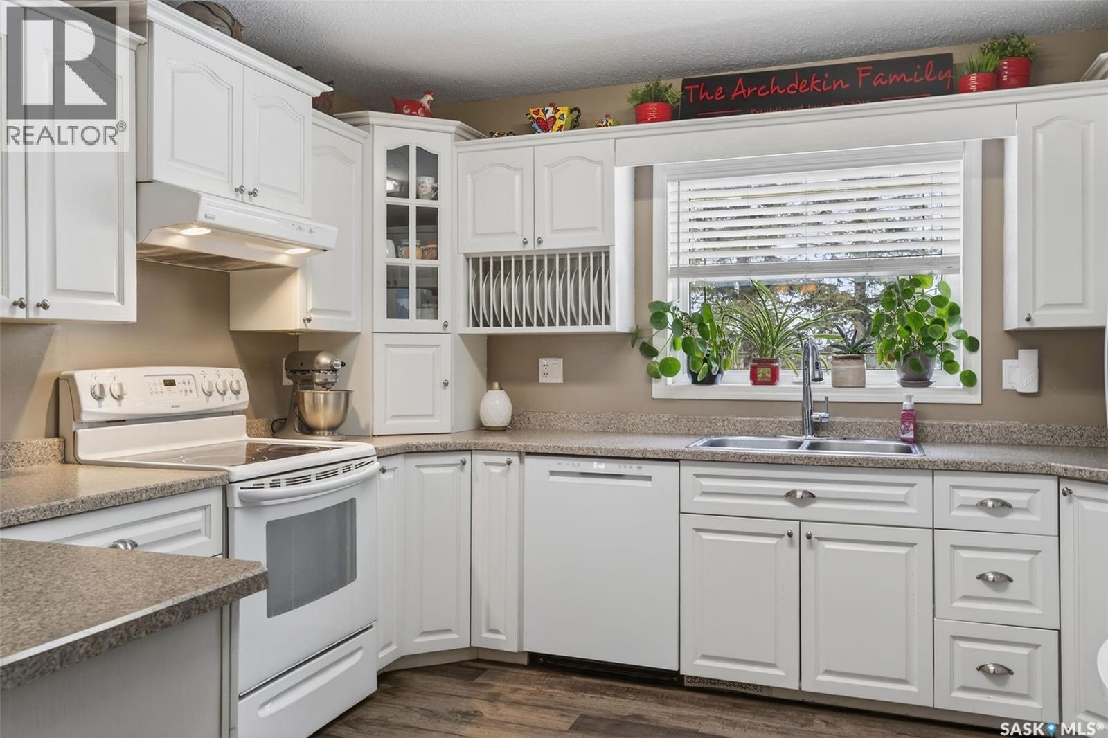205 Mccosh Drive, Melfort, SK - Indoor Photo Showing Kitchen With Double Sink